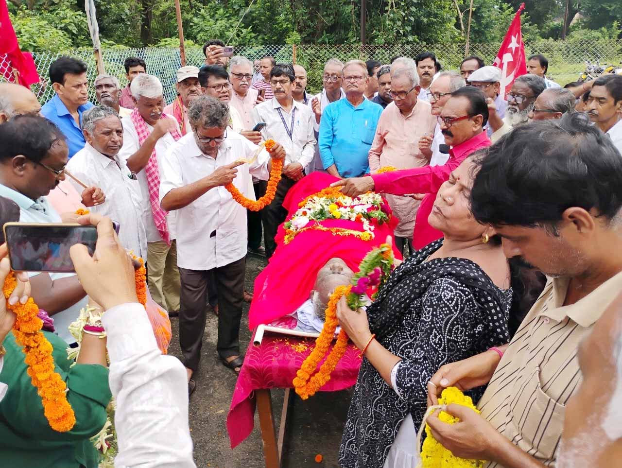 नहीं रहे CPI(M) के वरिष्ठ नेता संतोष घोष, नम आंखों से दी गई अंतिम विदाई