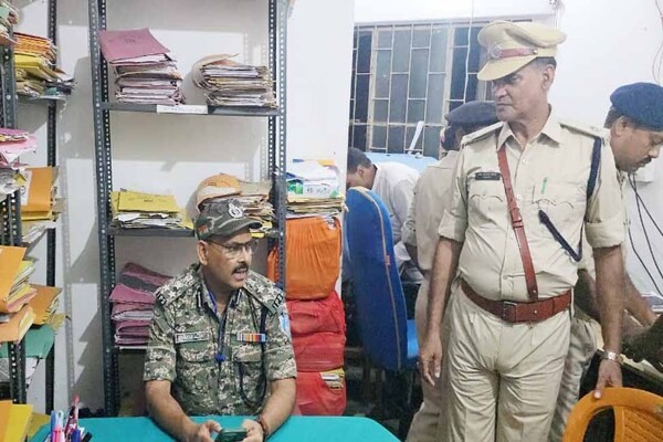 पलामू : DIG नौशाद आलम ने पाटन थाने का किया निरीक्षण, दिए कई निर्देश