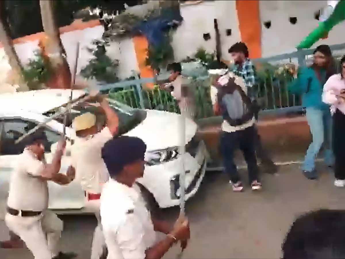 पटना :  संविदा कर्मियों पर पुलिस ने किया लाठीचार्ज, कई घायल