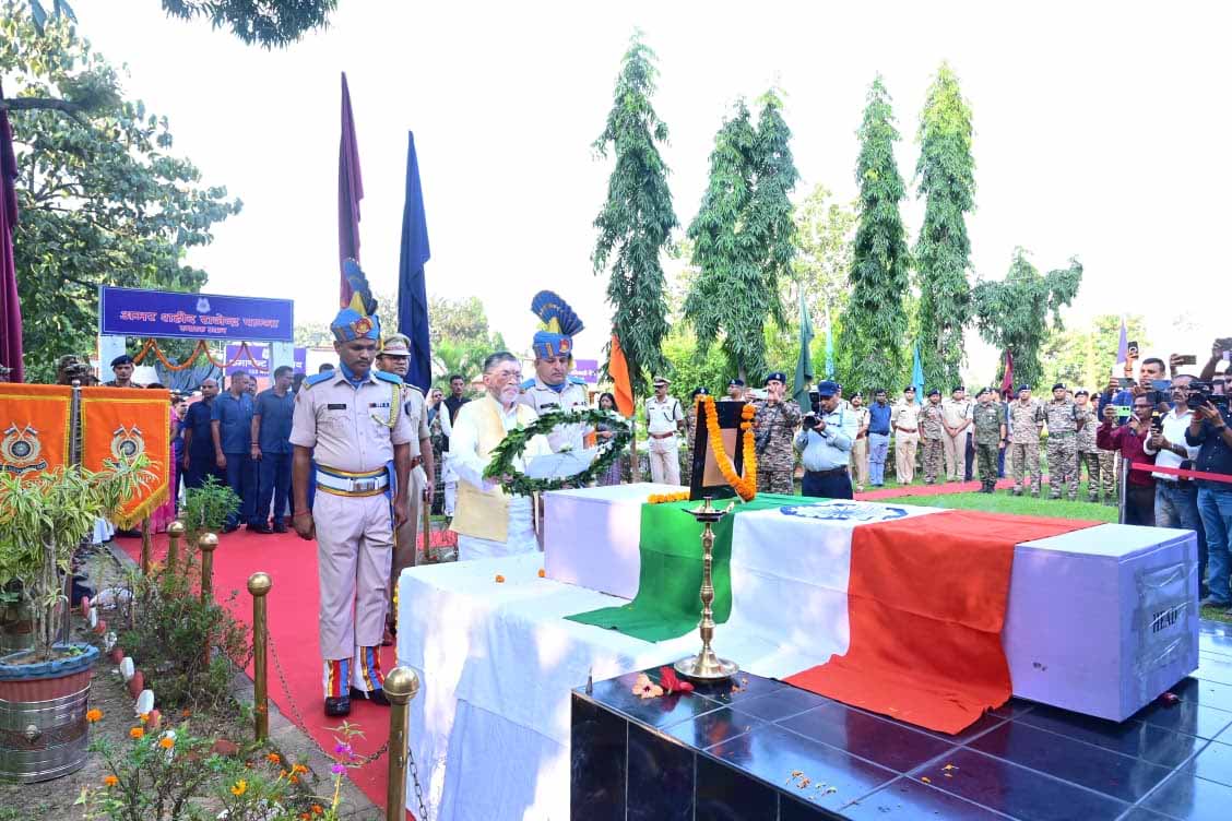 IED विस्फोट में शहीद CRPF हेड कांस्टेबल को दी गई भावभीनी श्रद्धांजलि, राज्यपाल हुए शामिल