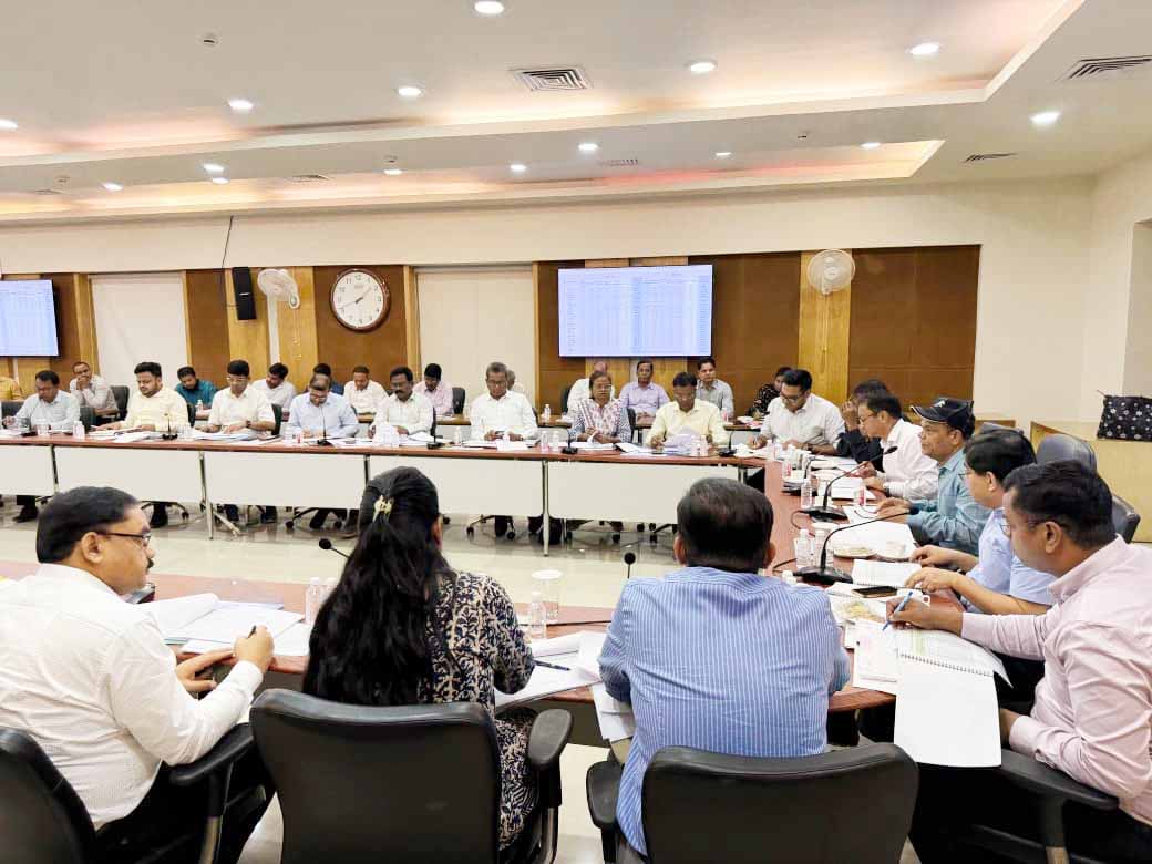 चमरा लिंडा ने की समीक्षा बैठक, योजनाओं के प्रभावी क्रियान्वयन पर जोर