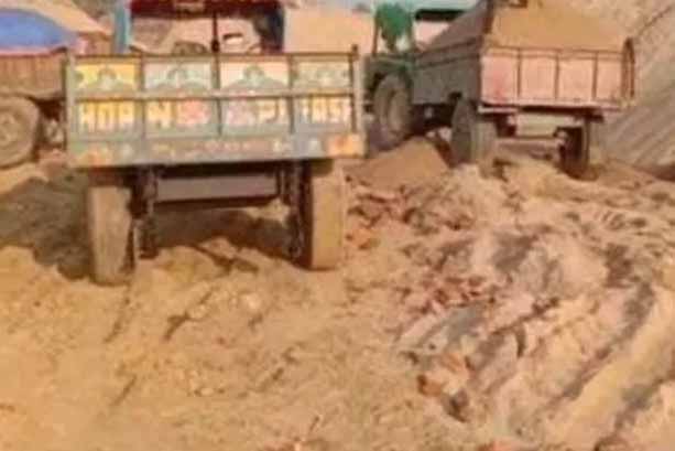 पलामू: बालू माफियाओं ने की BDO को ट्रैक्टर से रौंदने की कोशिश