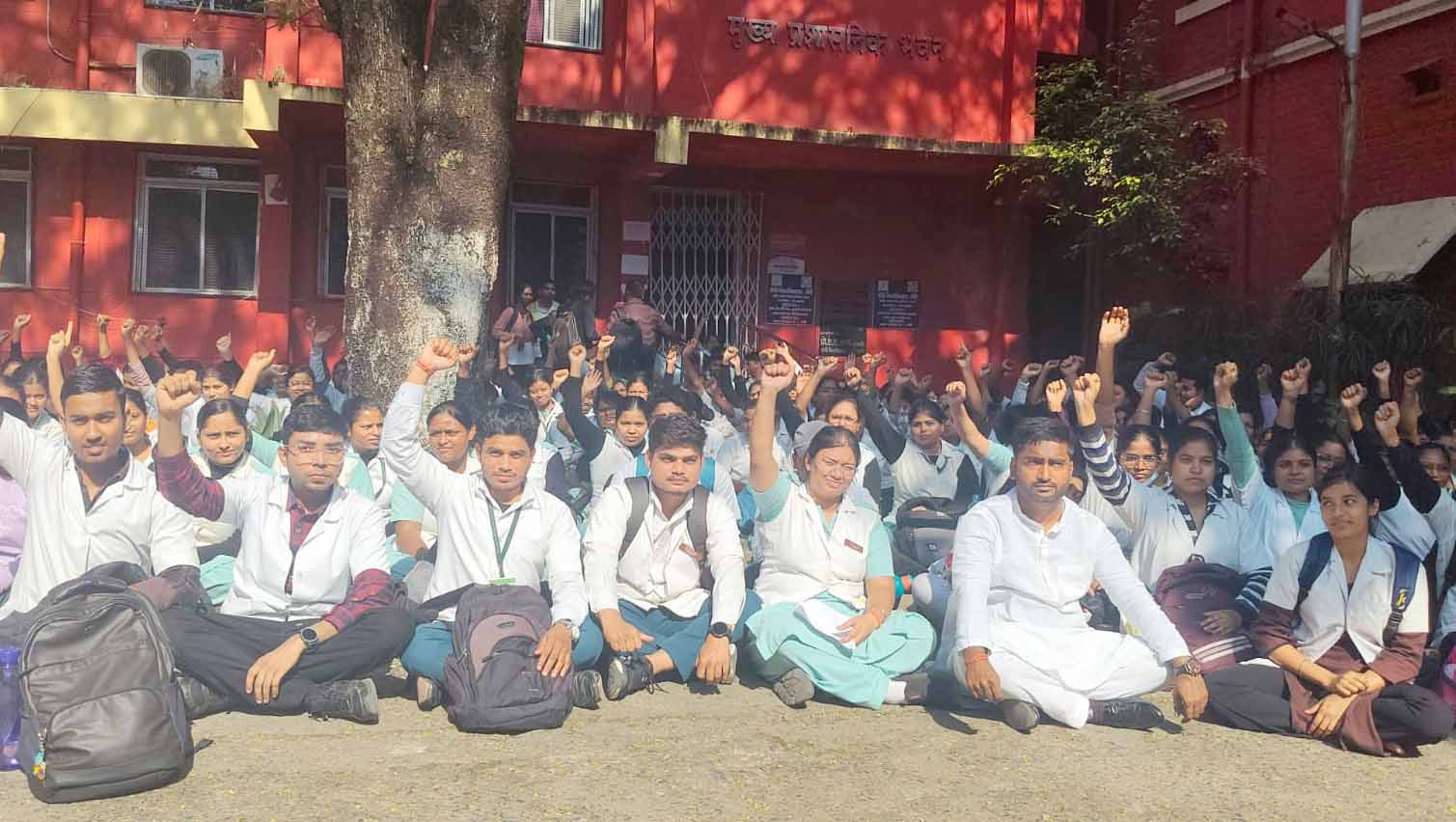 सत्र विलंब होने से नाराज नर्सिंग छात्रों ने रांची विवि मुख्य भवन में किया धरना प्रदर्शन