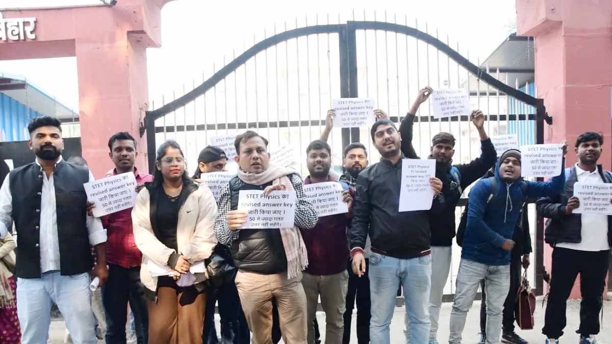 पटना : STET अभ्यर्थियों ने BSEB ऑफिस के बाहर किया प्रदर्शन