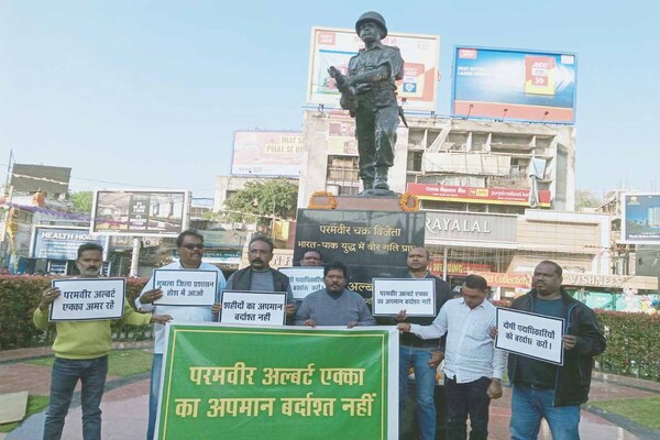 गुमला में अल्बर्ट एक्का की प्रतिमा तोड़े जाने के खिलाफ रांची में प्रदर्शन
