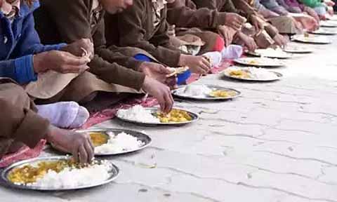 मुजफ्फरपुर : मिड-डे मील में छिपकली गिरने से 62 बच्चे हुए बीमार, 8 की हालत गंभीर