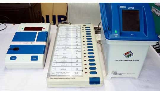 बिहार : वोटिंग के दौरान EVM की फोटो व वीडियो वायरल, दो युवकों पर FIR