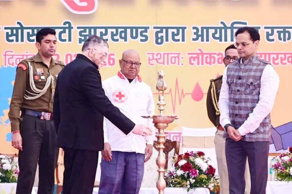 रांची : लोक भवन में रक्तदान शिविर, 406 लोगों ने किया रक्तदान