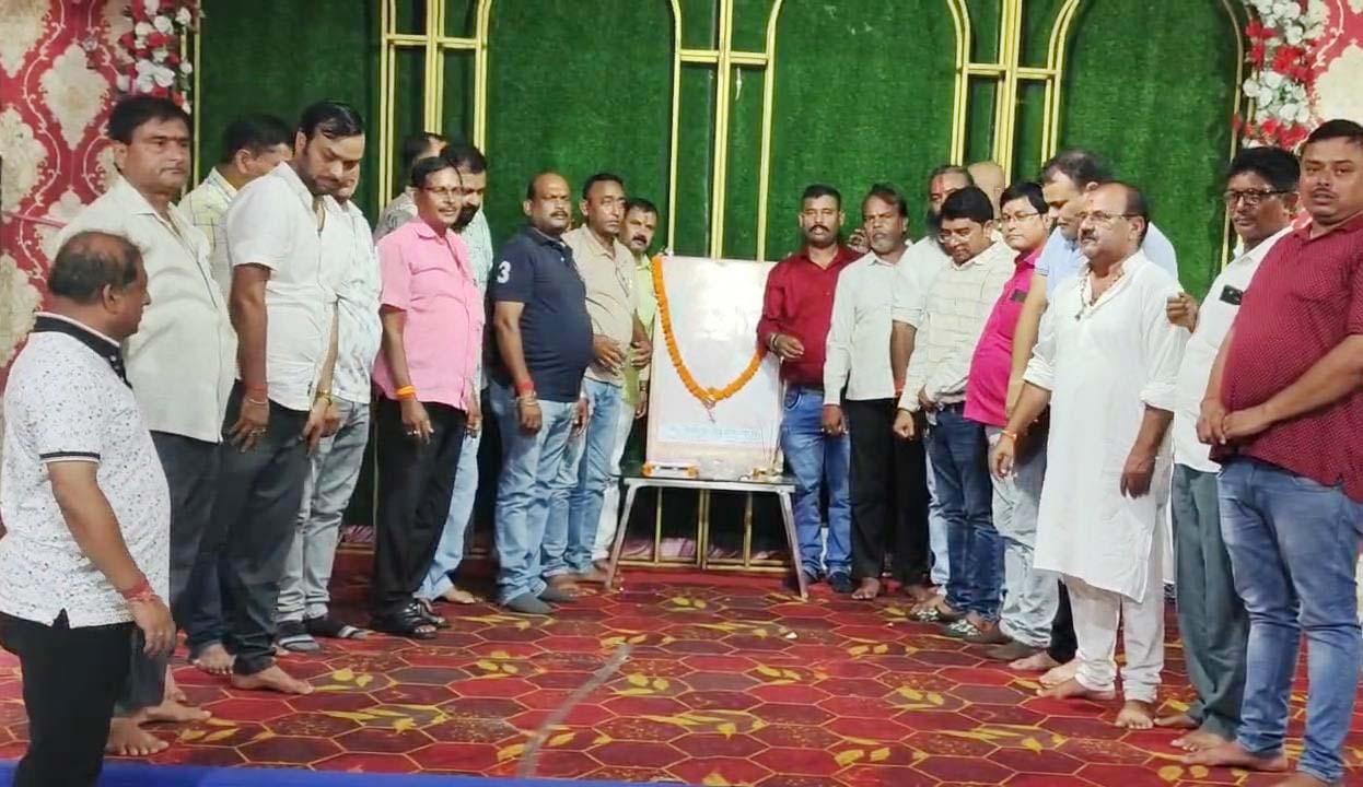 धनबाद जिला संवेदक संघ ने शिबू सोरेन को दी भावपूर्ण श्रद्धांजलि