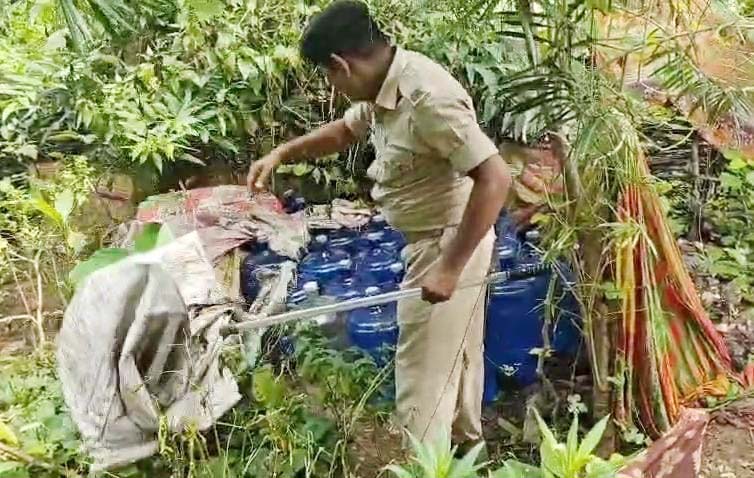 धनबाद : नकली शराब फैक्ट्री का भंडाफोड़, 820 लीटर कच्चा स्प्रिट बरामद