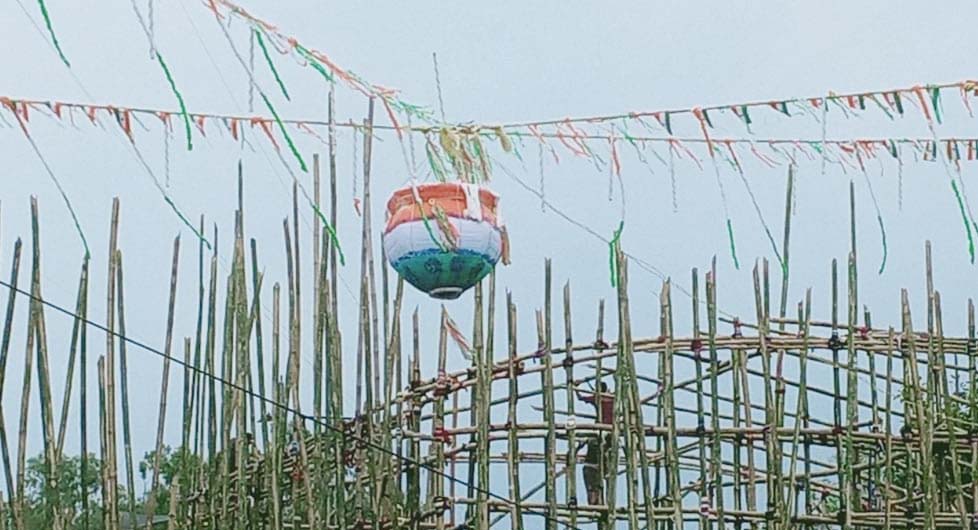 अल्बर्ट एक्का चौक पर लटकाए गए मटके लोगों को कर रहे है आकर्षित