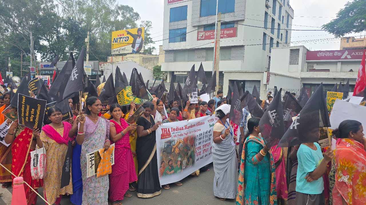 नगर निगम के खिलाफ सड़क पर उतरे वेंडर्स
