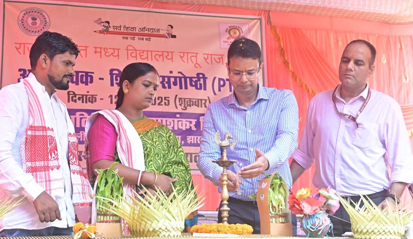 द्वितीय अभिभावक-शिक्षक बैठक में शामिल हुए शिक्षा सचिव व परियोजना निदेशक