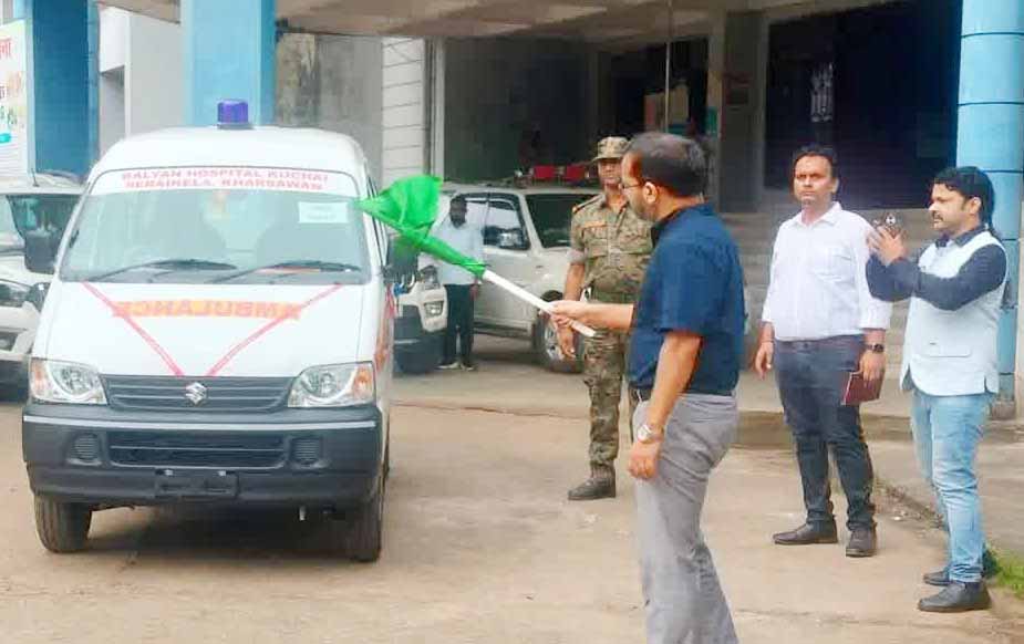 सरायकेला : उपायुक्त ने एंबुलेंस को हरी झंडी दिखाकर किया रवाना