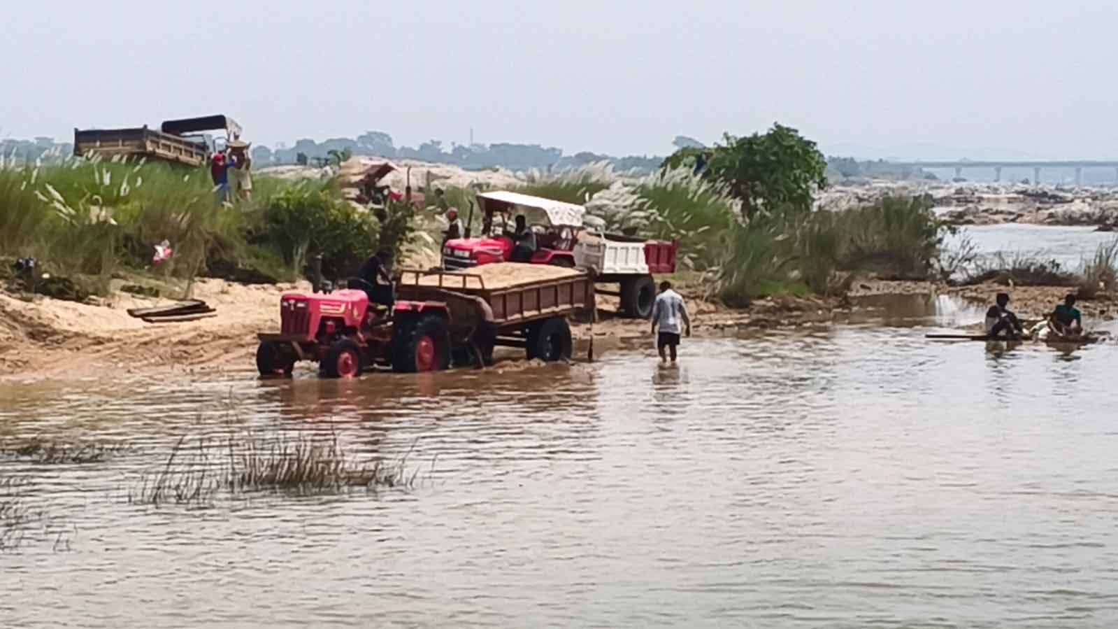 सरायकेला : एनजीटी की रोक के बावजूद छेलकानी घाट से धड़ल्ले से हो रहा बालू उठाव