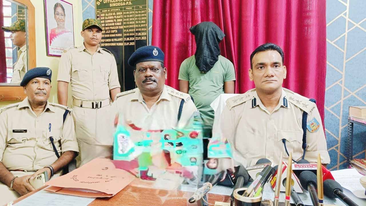 सिमडेगा : मवेशियों से भरे दो पिकअप वाहन जब्त, एक गिरफ्तार