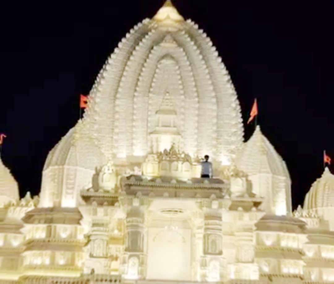 रांची: डोरंडा में अमेरिका के श्री विष्णु मंदिर की थीम पर बन रहा काली पूजा पंडाल