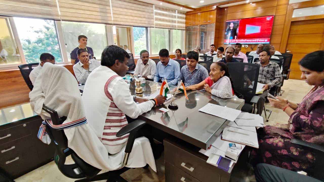 जनता दरबार में डीसी ने लोगों की समस्या का त्वरित किया समाधान