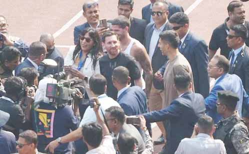 कोलकाता में मेसी के फैंस ने काटा बवाल, मेसी के स्टेडियम से जल्दी जाने पर भड़के, कुर्सियां फेंकी