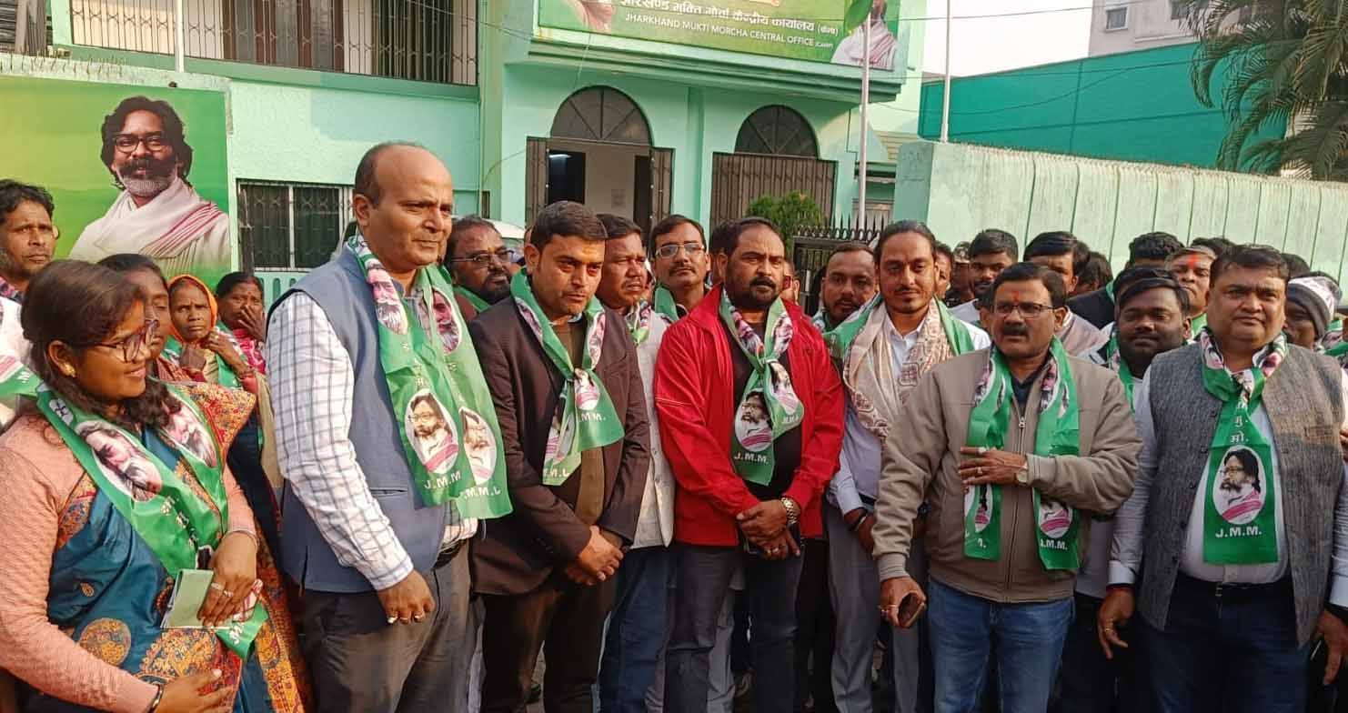 झामुमो को मिला जनसमर्थन, लातेहार जिले से बड़ी संख्या में लोगों ने ली सदस्यता