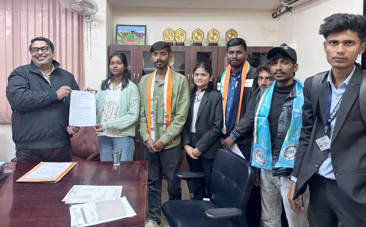 DSPMU के विद्यार्थियों ने कुलसचिव कार्यालय का किया घेराव