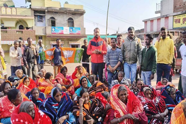 रामगढ़ : सांसद के निर्देश पर विभिन्न वार्डों में जरूरतमंदों के बीच कंबल वितरण