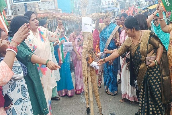 प्रदेश महिला कांग्रेस ने चुनाव आयुक्त का किया विरोध, फूंका पुतला