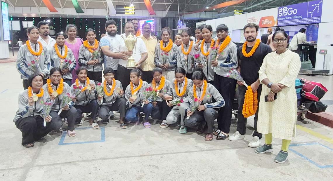 हॉकी में झारखंड की बेटियों का जलवा, एयरपोर्ट पर जोरदार स्वागत