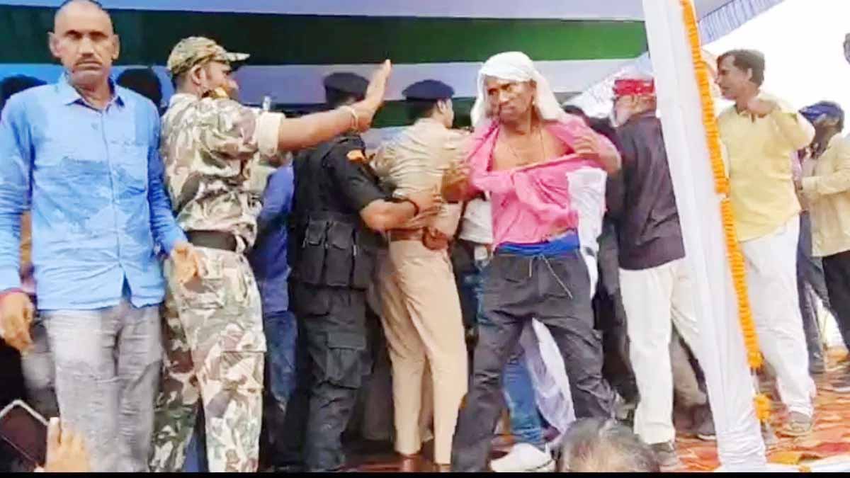 जमुई : NDA कार्यकर्ता सम्मेलन में पूर्व MLC व मंत्री आपस में भिड़े