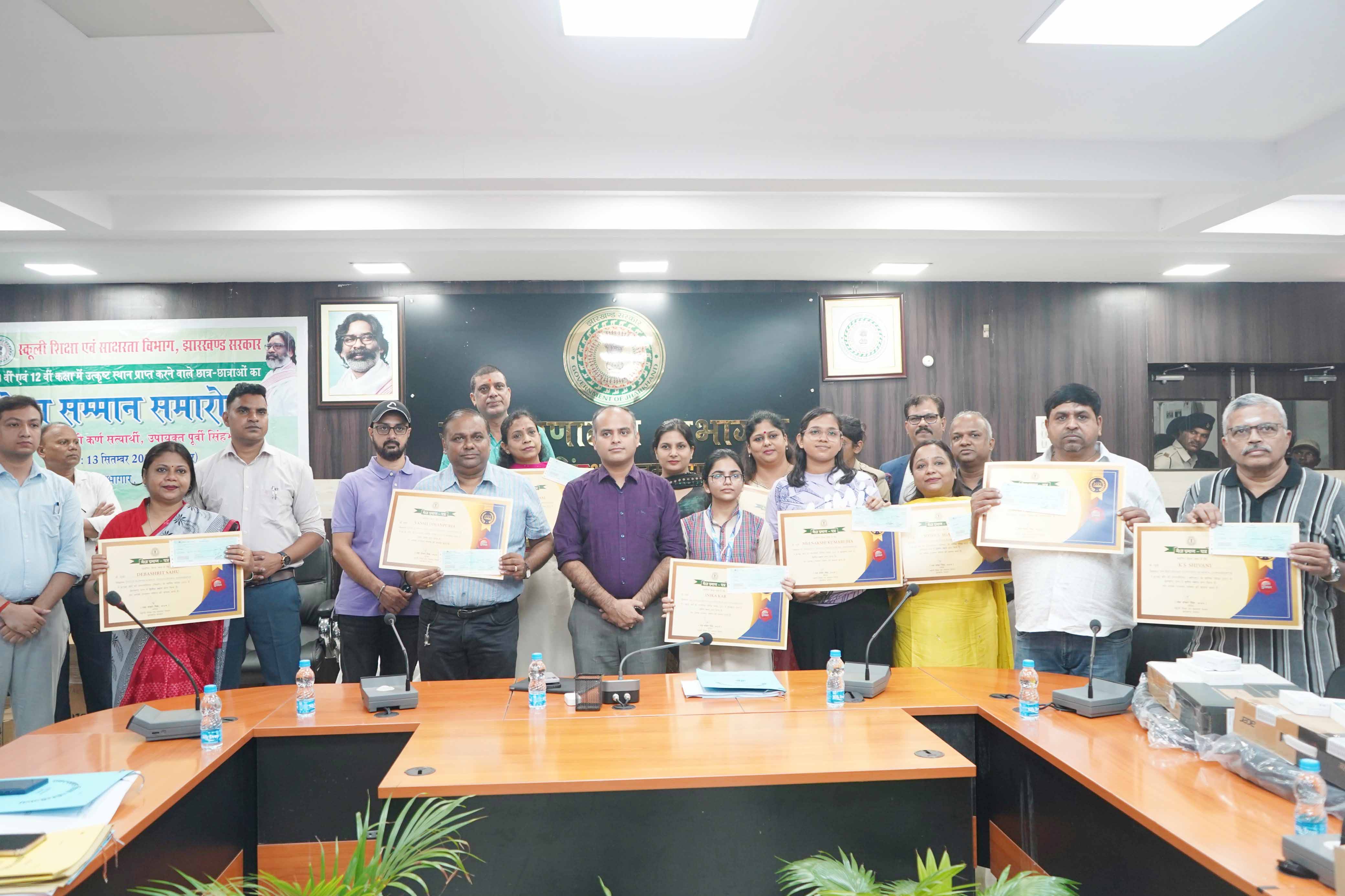 जमशेदपुर : 10वीं व 12वीं में उत्कृष्ट प्रदर्शन करने वाले छात्र-छात्राओं को मेधा सम्मान