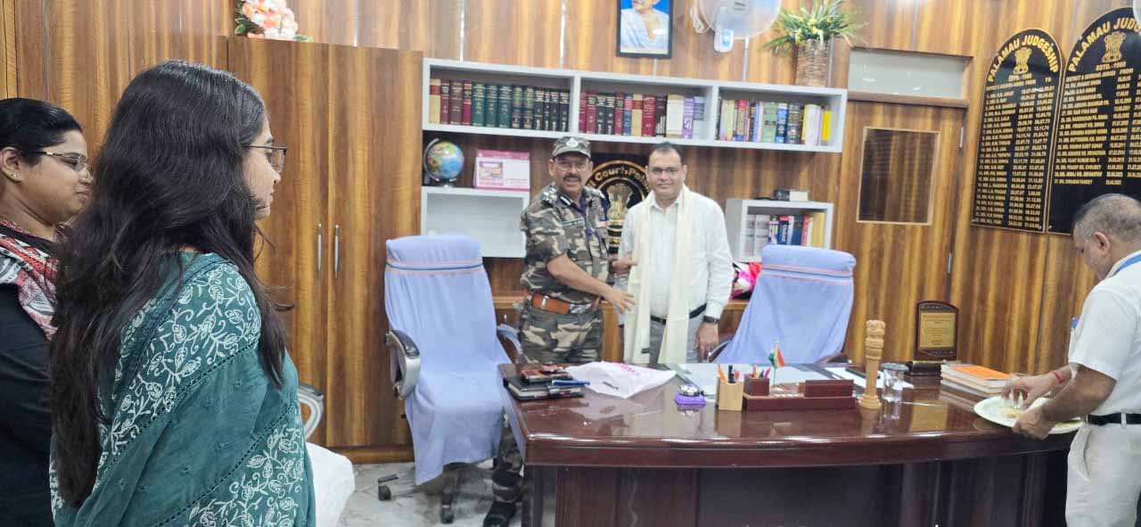 पलामू : जिला जज को पदाधिकारियों ने दी भावभीनी विदाई