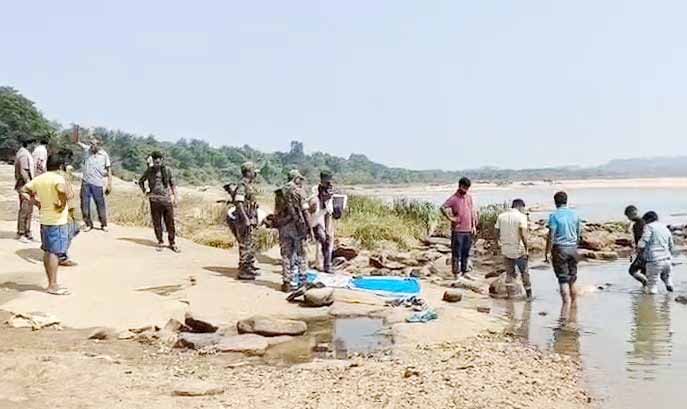 धनबाद : बराकर नदी में मिला लापता युवक का शव, दोस्तों पर हत्या का आरोप