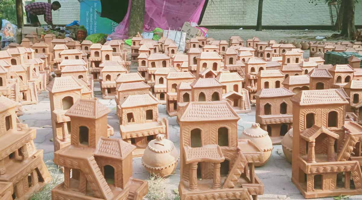 दिवाली को लेकर मोरहाबादी में सजा टेराकोटा घरौंदों का बाजार