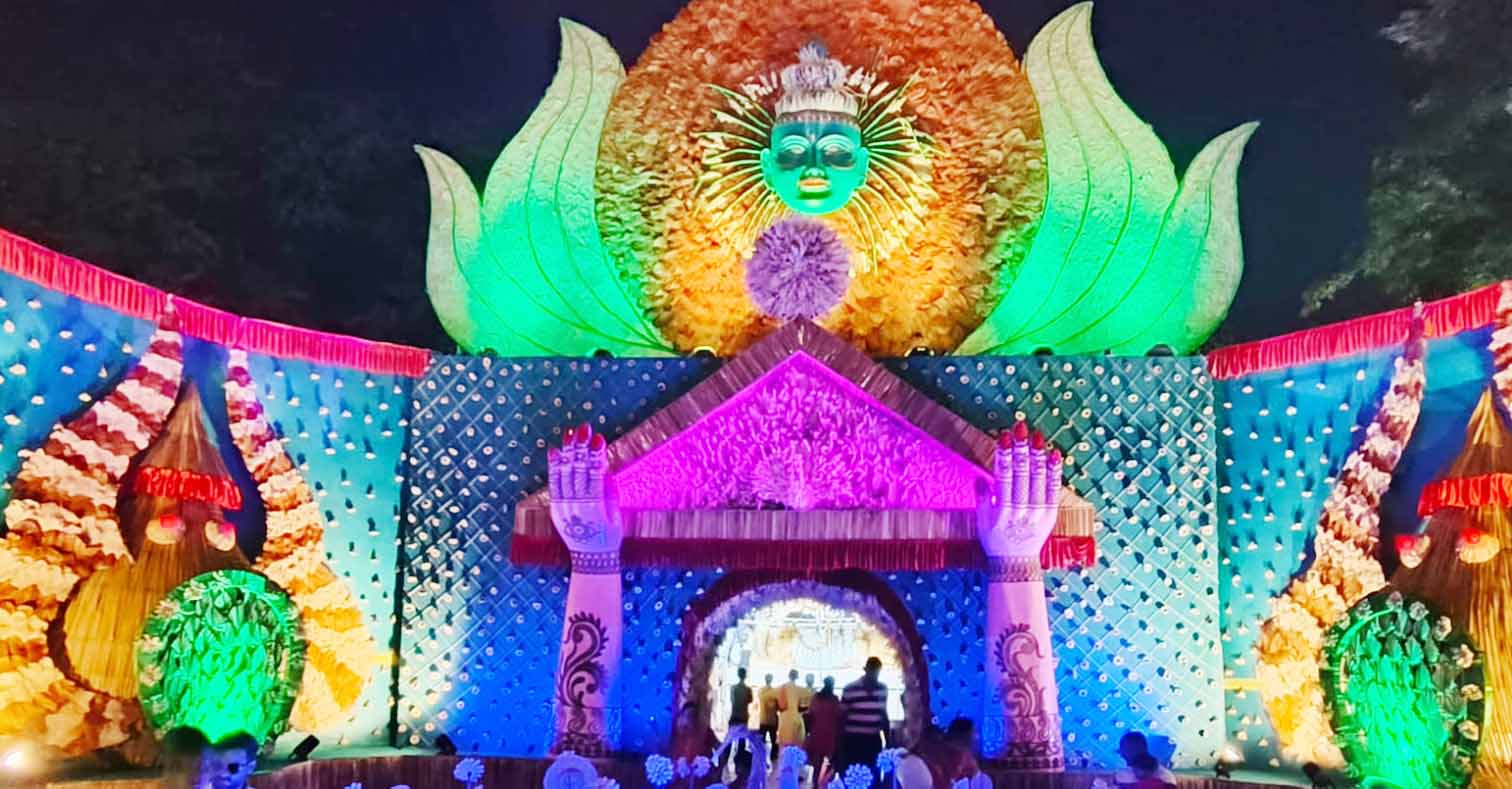 रांची : कुसई कॉलोनी में जंगल संरक्षण की थीम पर बन रहा काली पूजा पंडाल
