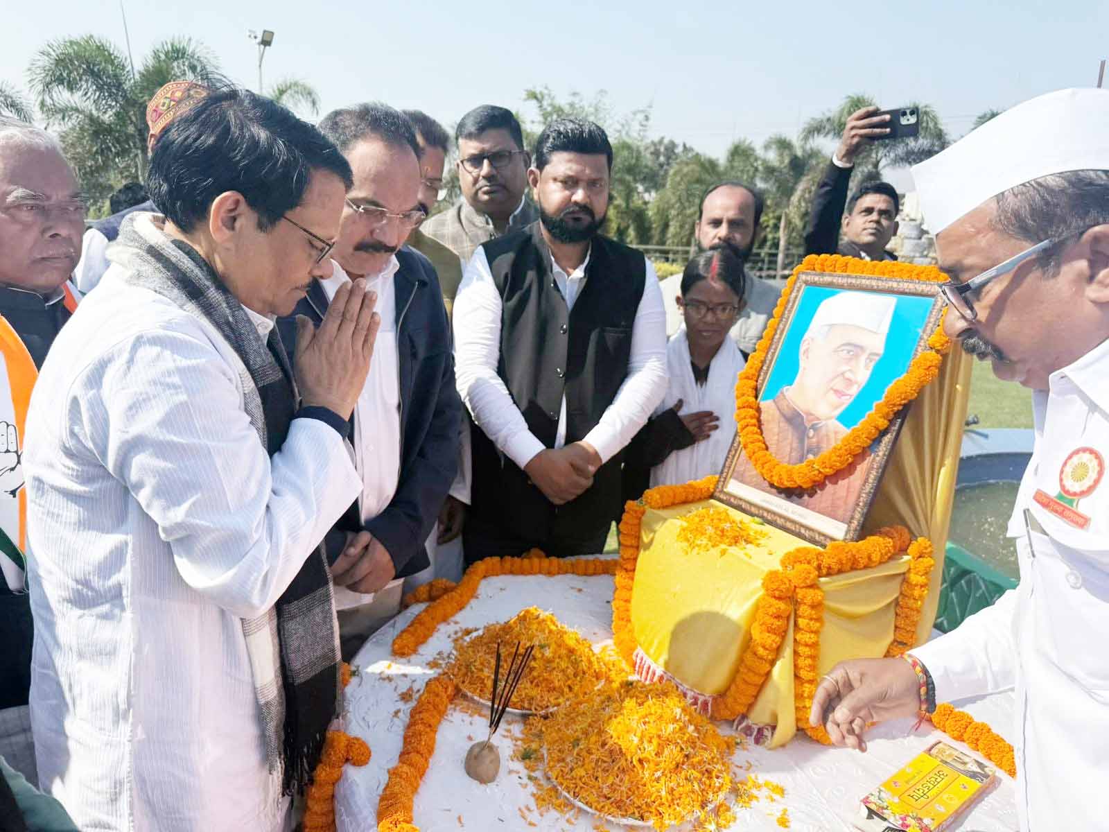 कांग्रेसजनों ने पंडित जवाहरलाल नेहरू की जयंती मनाई, कहा- आधुनिक भारत की रखी थी नींव