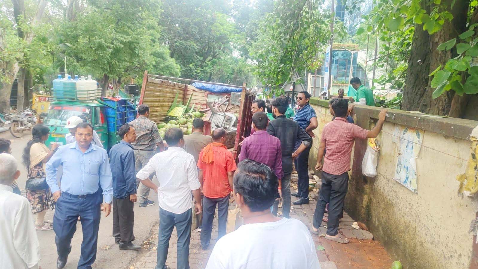 नगर निगम का एक्शन, कचहरी परिसर से डाभ विक्रेताओं व अवैध नर्सरी को हटाया