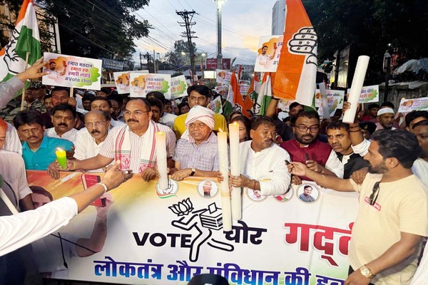 वोट चोरी के विरोध में कांग्रेस का कैंडल मार्च, लगे ‘वोट चोर गद्दी छोड़’ के नारे