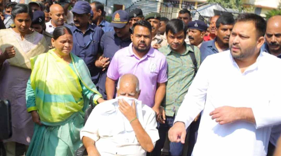 तेजस्वी यादव ने राघोपुर सीट से भरा नामांकन, लालू-राबड़ी रहे मौजूद