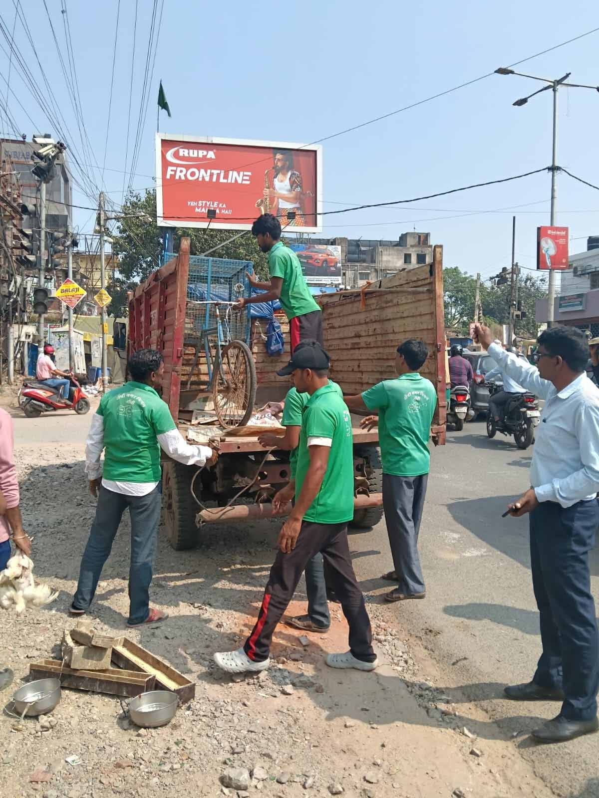 छठ की तैयारी: तालाबों के पास से हटाए गए अवैध ठेले व दुकानें