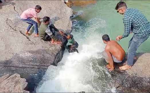 हुंडरू जलप्रपात: मगतू मारादह में डूब रहे तीन स्कूली बच्चों को पर्यटनकर्मियों ने बचाया