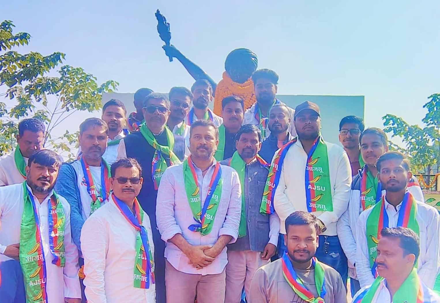 भगवान बिरसा मुंडा की जयंती पर आजसू पार्टी ने दी श्रद्धांजलि