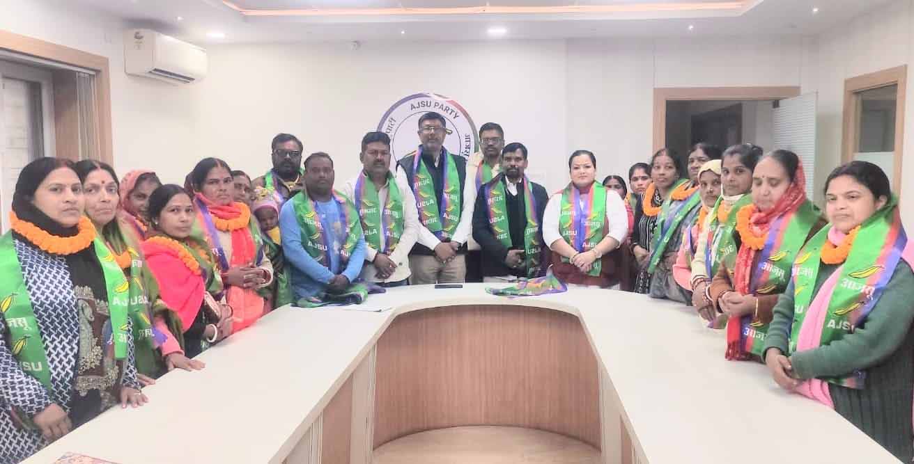 मिलन समारोह में कई महिलाओं ने थामा आजसू का दामन