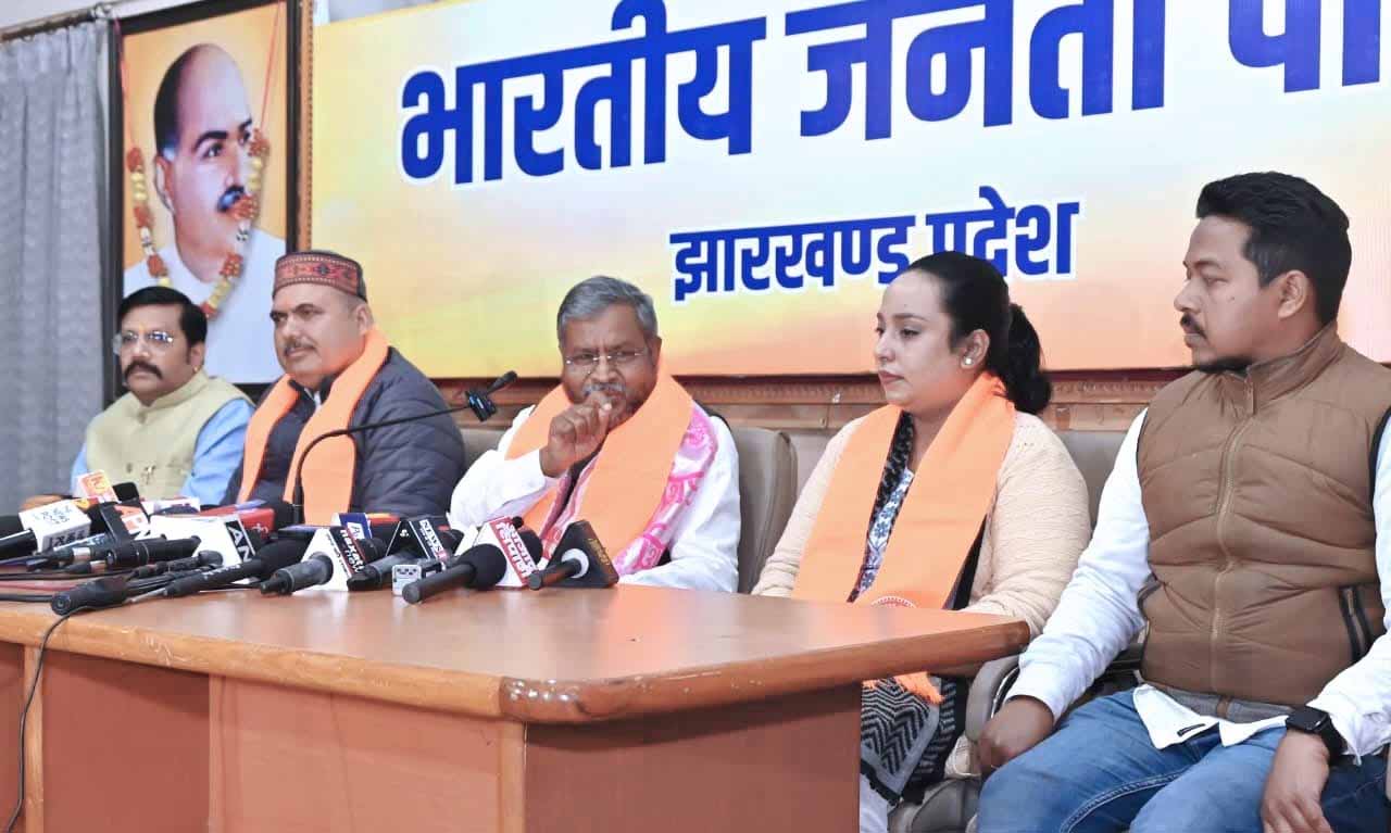 रिम्स परिसर में अवैध निर्माण के लिए जिम्मेवार अफसरों को करें निलंबितः बाबूलाल