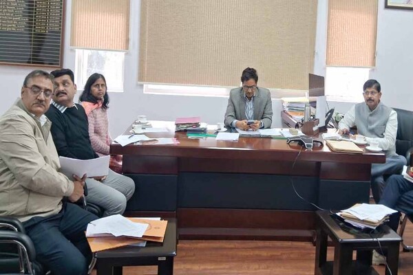 ट्रॉमा सेंटर, टेली ICU व मॉड्यूलर ओटी पर बड़ा फैसला, स्वास्थ्य विभाग की समीक्षा बैठक