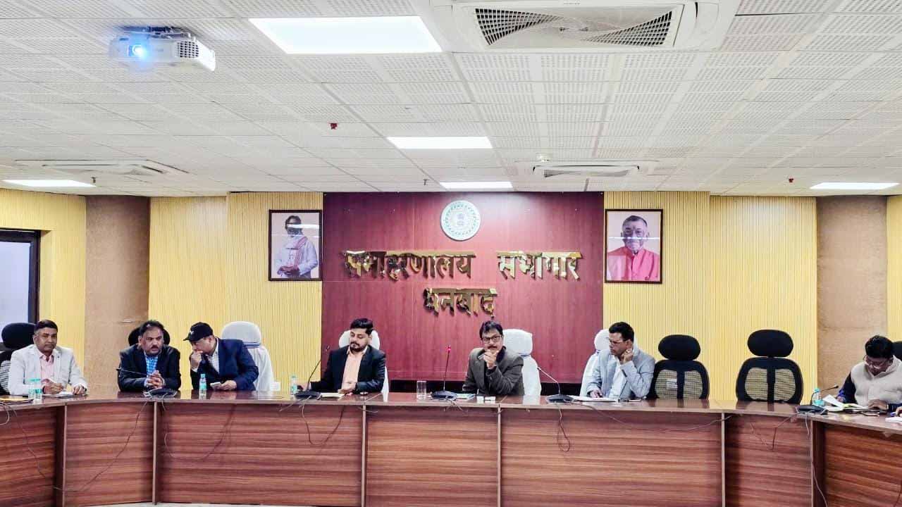 धनबाद: राजस्व कार्यशाला में आयुक्त ने दाखिल-खारिज मामलों में भ्रष्टाचार को लेकर अधिकारियों को चेताया