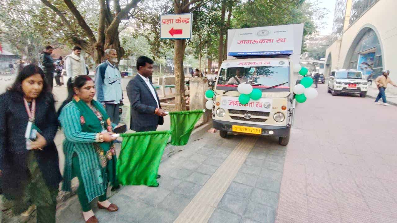 रांची डीसी ने धान अधिप्राप्ति जागरुकता रथ को हरी झंडी दिखाकर किया रवाना