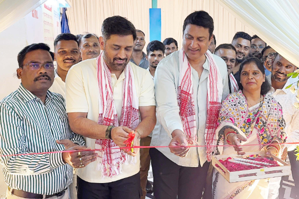 धोनी ने रांची में अत्याधुनिक बैडमिंटन कोर्ट का किया उद्घाटन, बोले– आम लोगों को मिलेगा लाभ