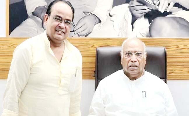 मंत्री डॉ इरफान अंसारी ने खड़गे से की मुलाकात, खड़गे ने कहा- आने वाले समय में मिलेगी बड़ी जिम्मेवारी