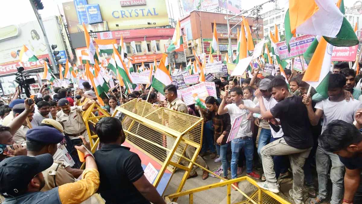 पटना : पुलिस भर्ती को लेकर अभ्यर्थियों का प्रदर्शन, CM आवास की बढ़ाई गई सुरक्षा