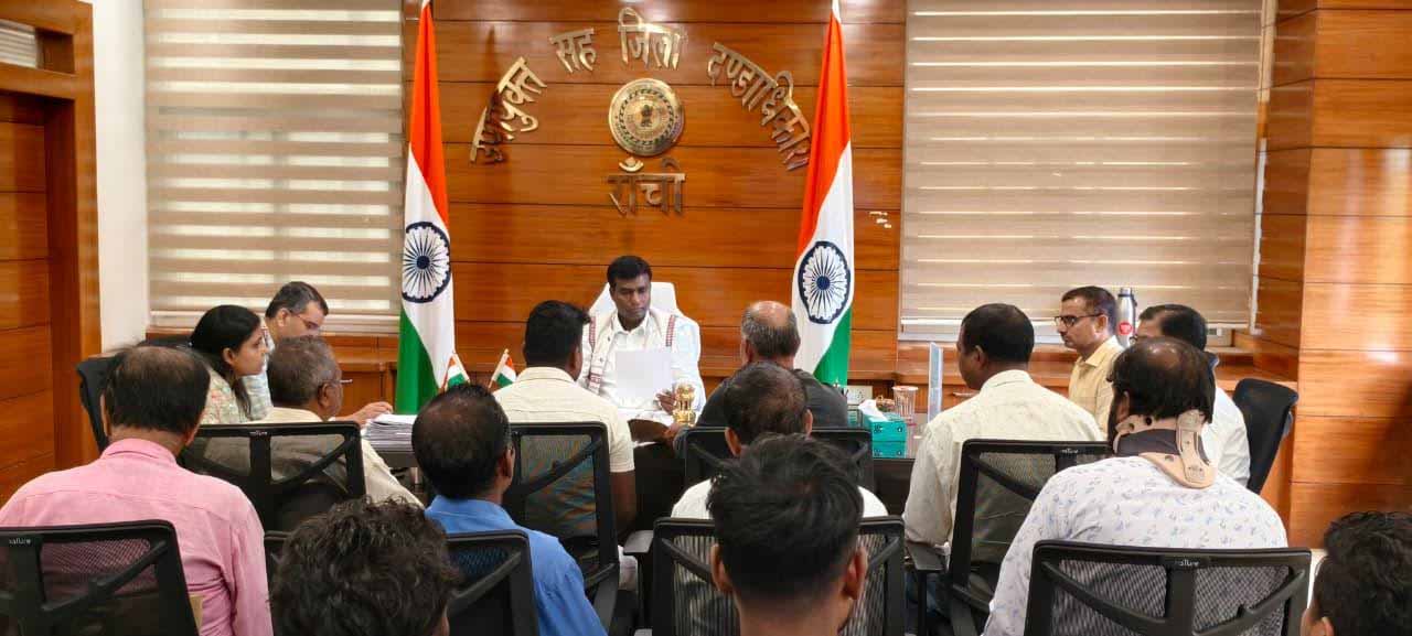 जनता दरबार में उपायुक्त ने सुनी लोगों की समस्याएं